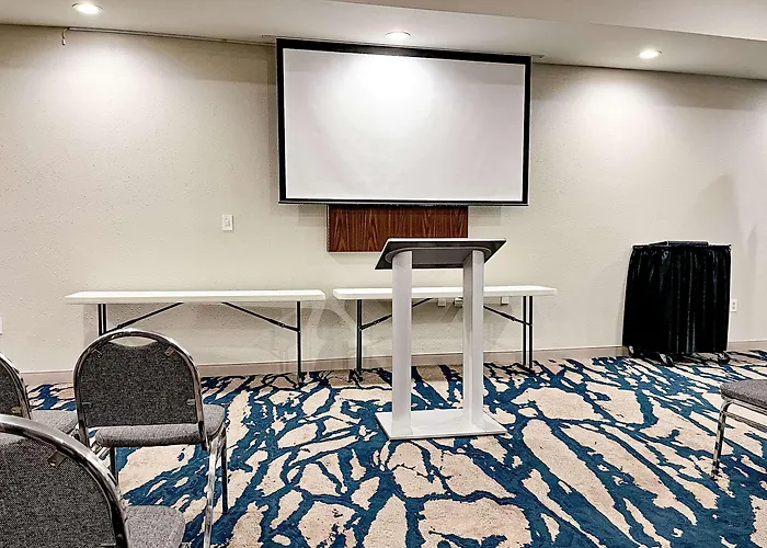 Comfort Oil Center Hotel 4*
